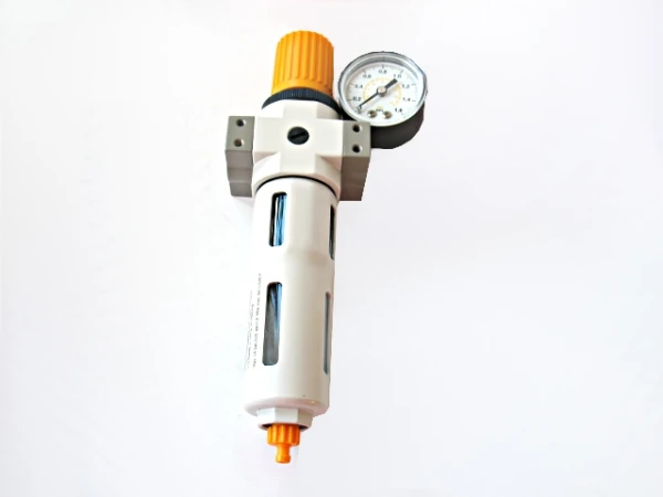 Odwadniacz filtroreduktor sprężonego powietrza SICO 1/4 z manometrem