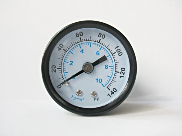 Manometr ze szklaną szybką fi 50 przyłącze 1/8 dół do 12 bar