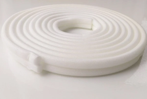 Taśma maskująca BC 13mm x 10m pianka do szczelin w ranty